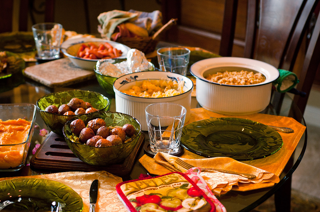 Food on the Thanksgiving dinner table | Grégory Massal Photography