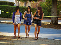san-jose-state > Three cute fashionable girls walking on San Jose Campus
