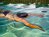 swimming-pool > Swimmer distortion in water